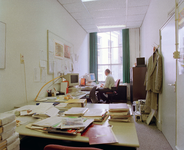 840758 Interieur van het Stadhuis (Stadhuisbrug 1) te Utrecht: werkkamer voor gemeenteambtenaren.